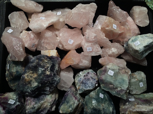 Tại hội chợ Mineral Expo, thạch anh hồng Brazil thô được bán với giá 5-10 PLN (30-60 ngàn VNĐ) một khối to bằng khoảng nắm tay.
