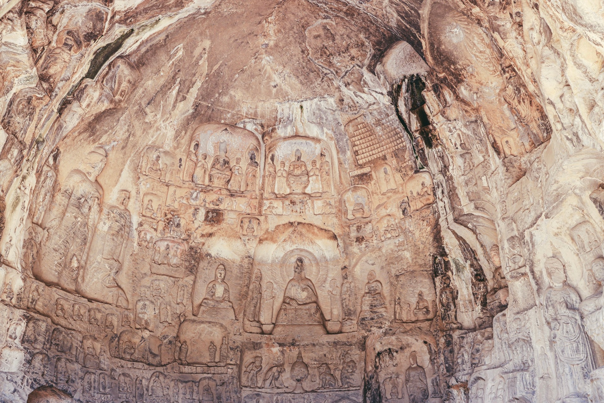 Nơi đây có khoảng 1.400 hang động, 100.000 bức tượng, 2.500 bia đá và 60 ngôi chùa Phật giáo