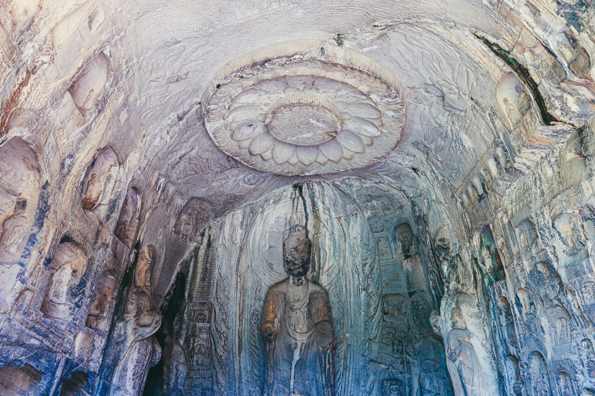nổi tiếng nhất là tượng Phật Lư Xá Na cao 17,14m ngồi khoanh chân trên đài sen. Các tác phẩm điêu khắc tại đây thể hiện sự tiến bộ vượt bậc trong tư tưởng lẫn thiết kế khi có nhiều tượng là hình ảnh người phụ nữ và quan lại triều đình